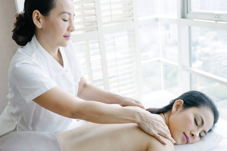 kobieta wykonuje masaż